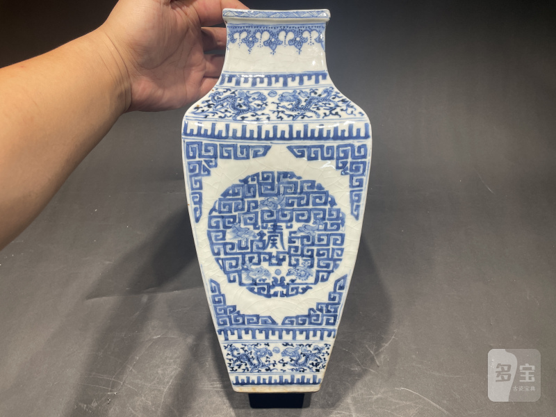 清乾隆 浆胎青花夔龙团寿纹方瓶 - 图3